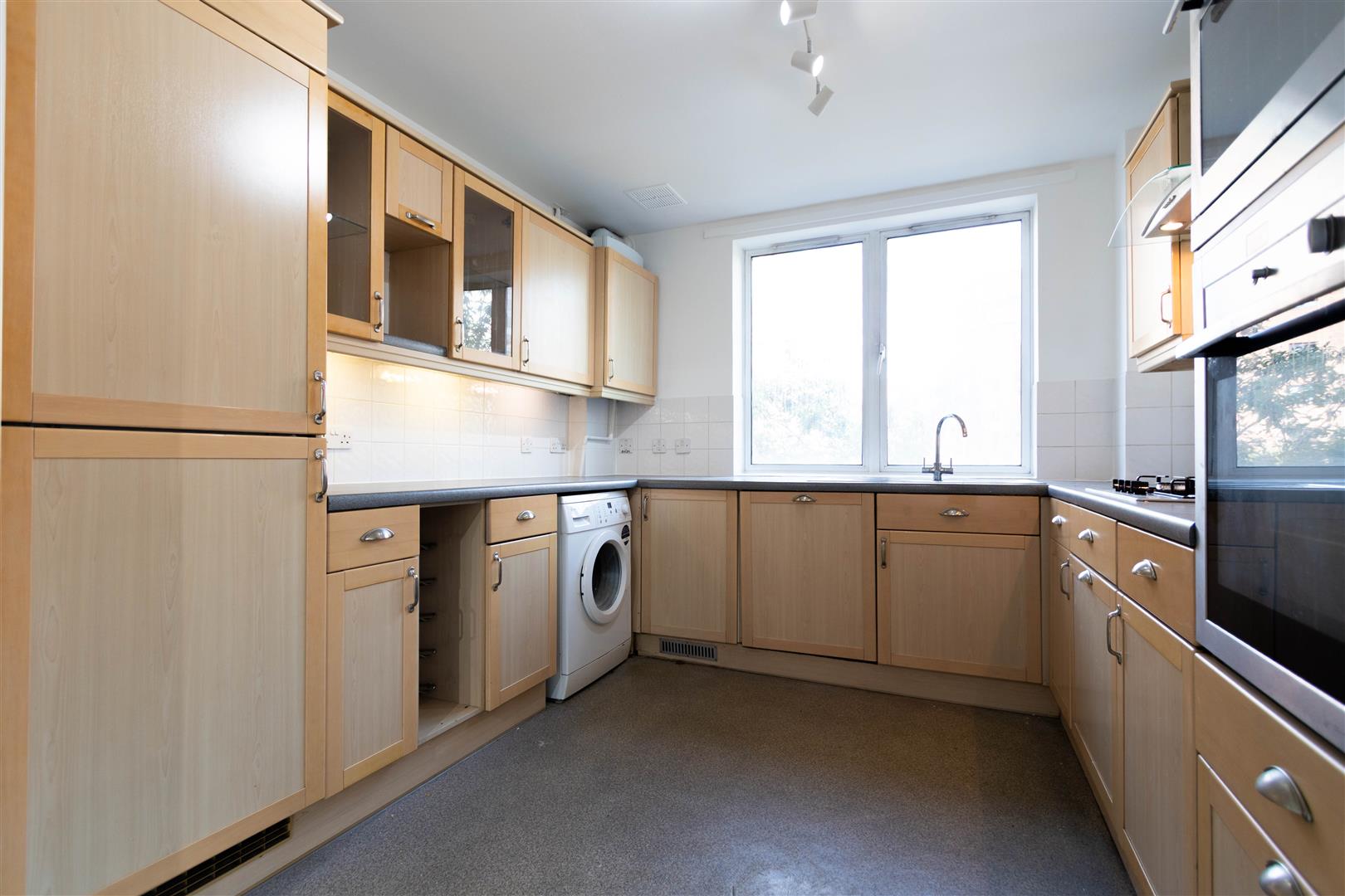 4 bed property in Regent court, London